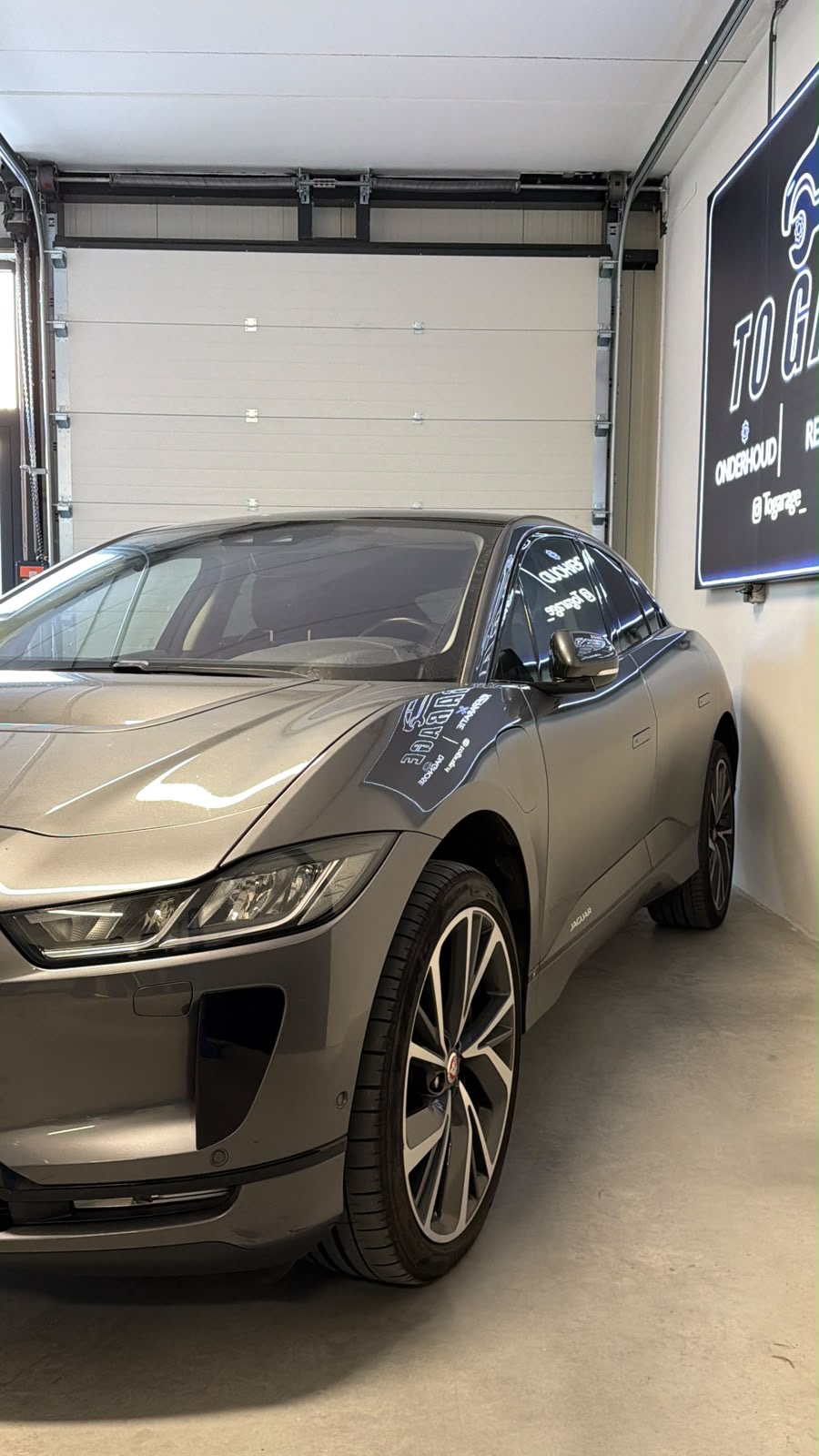 Jaguar in de werkplaats van TO GARAGE